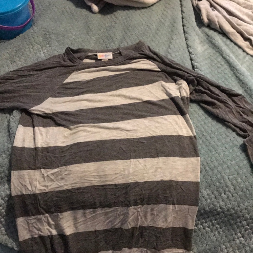 Elbow sleeve grey and white shirt